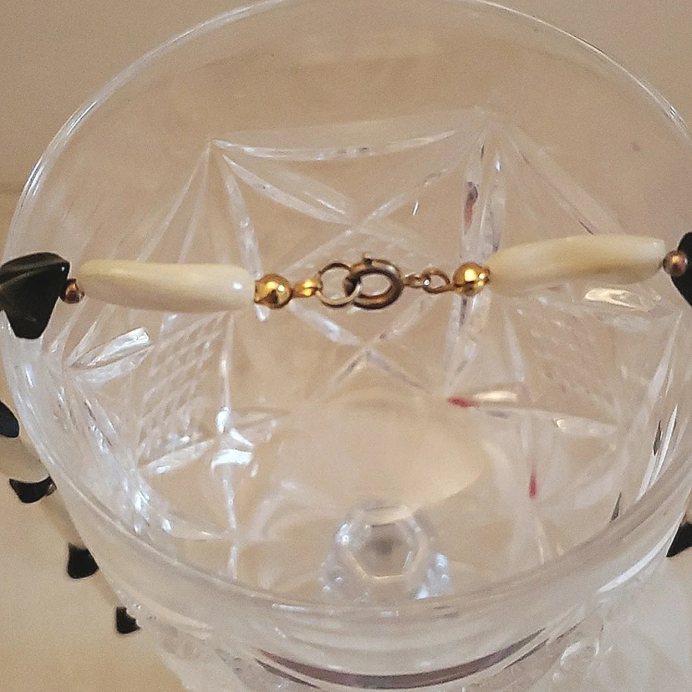 Vintage black, white, gold, bead necklace - Picture 5 of 5